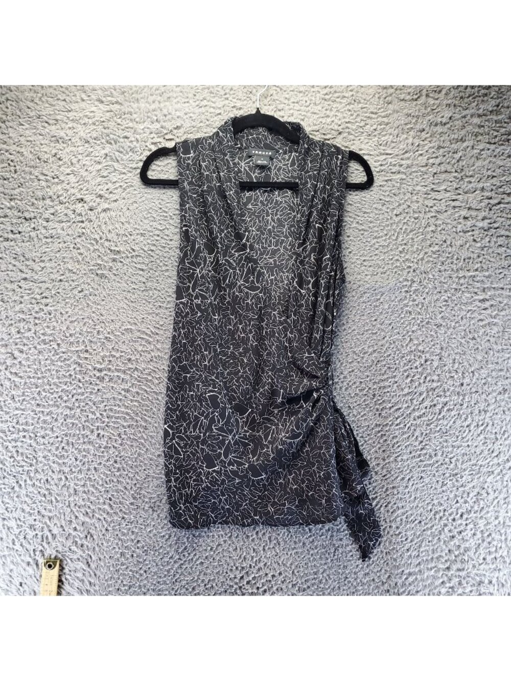 TROUVÉ Top Womens Medium Black Floral Print Wrap Sleeveless Lightweight